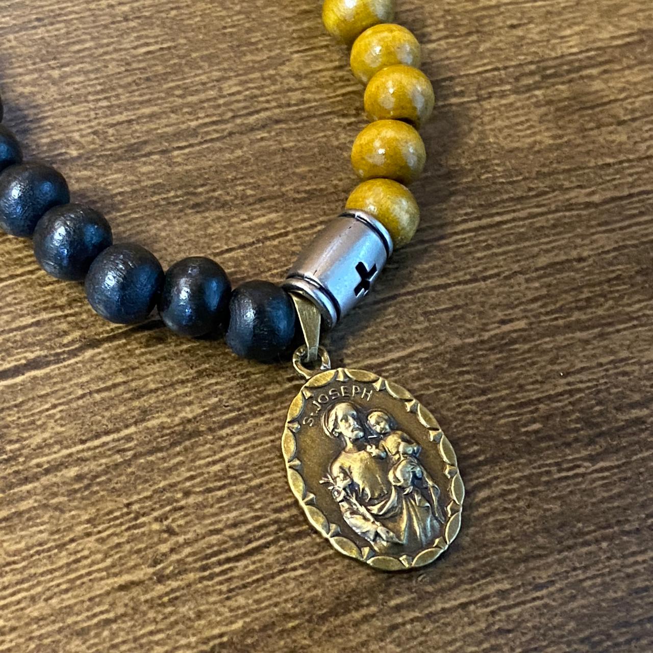 PULSEIRA DE MADEIRA COM MEDALHA PERSONALIZADO (1 UNIDADE)