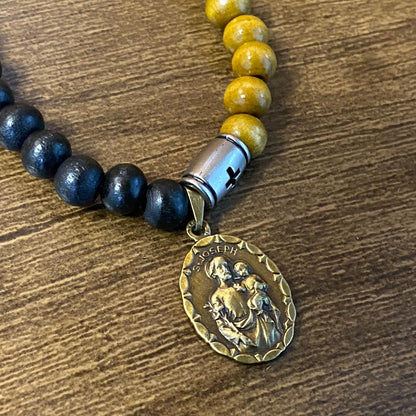 PULSEIRA DE MADEIRA COM MEDALHA PERSONALIZADO (1 UNIDADE)