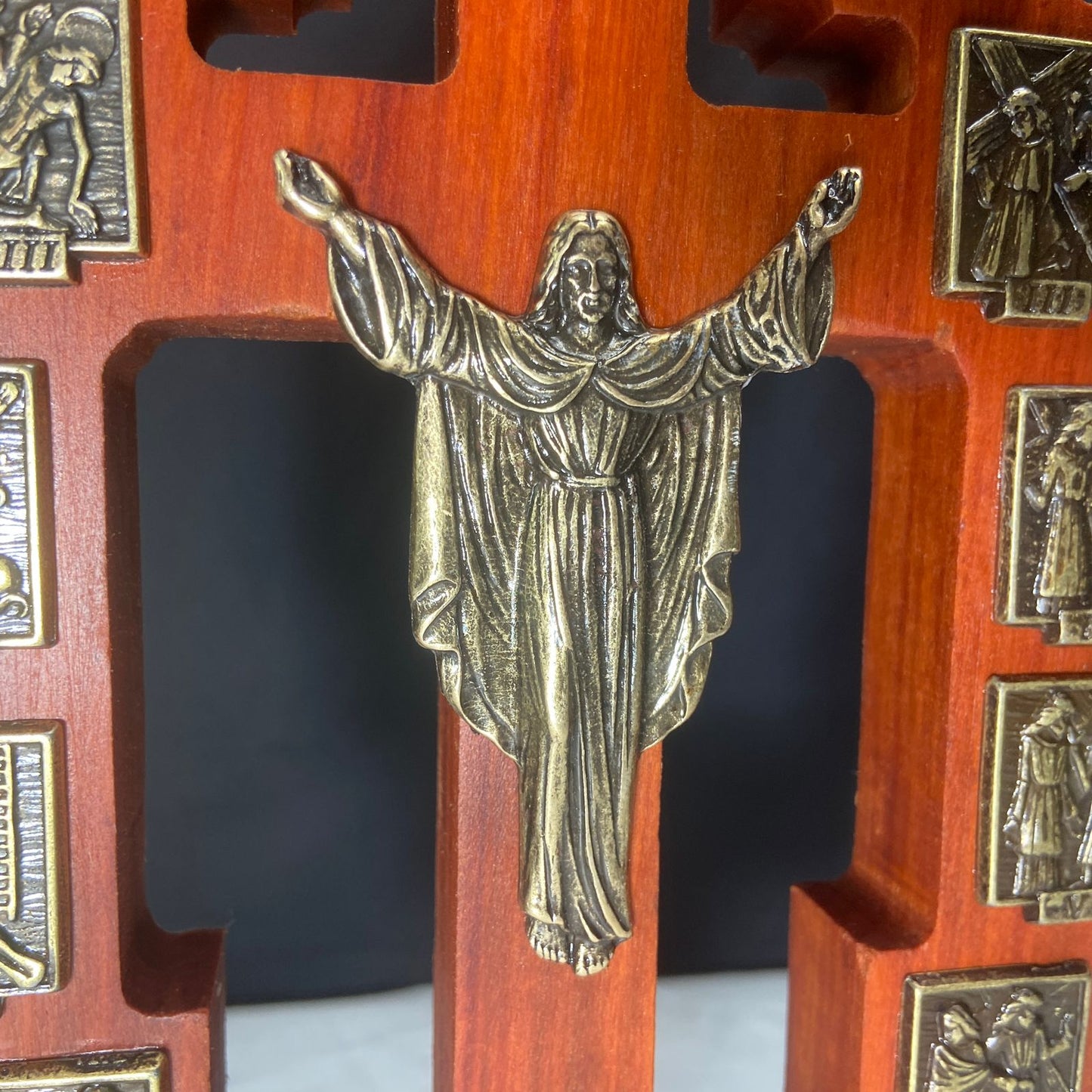 ADORNO DE MESA MADEIRA VIA CRUCIS METAL OURO VELHO 29,0CM (1 UNIDADE)