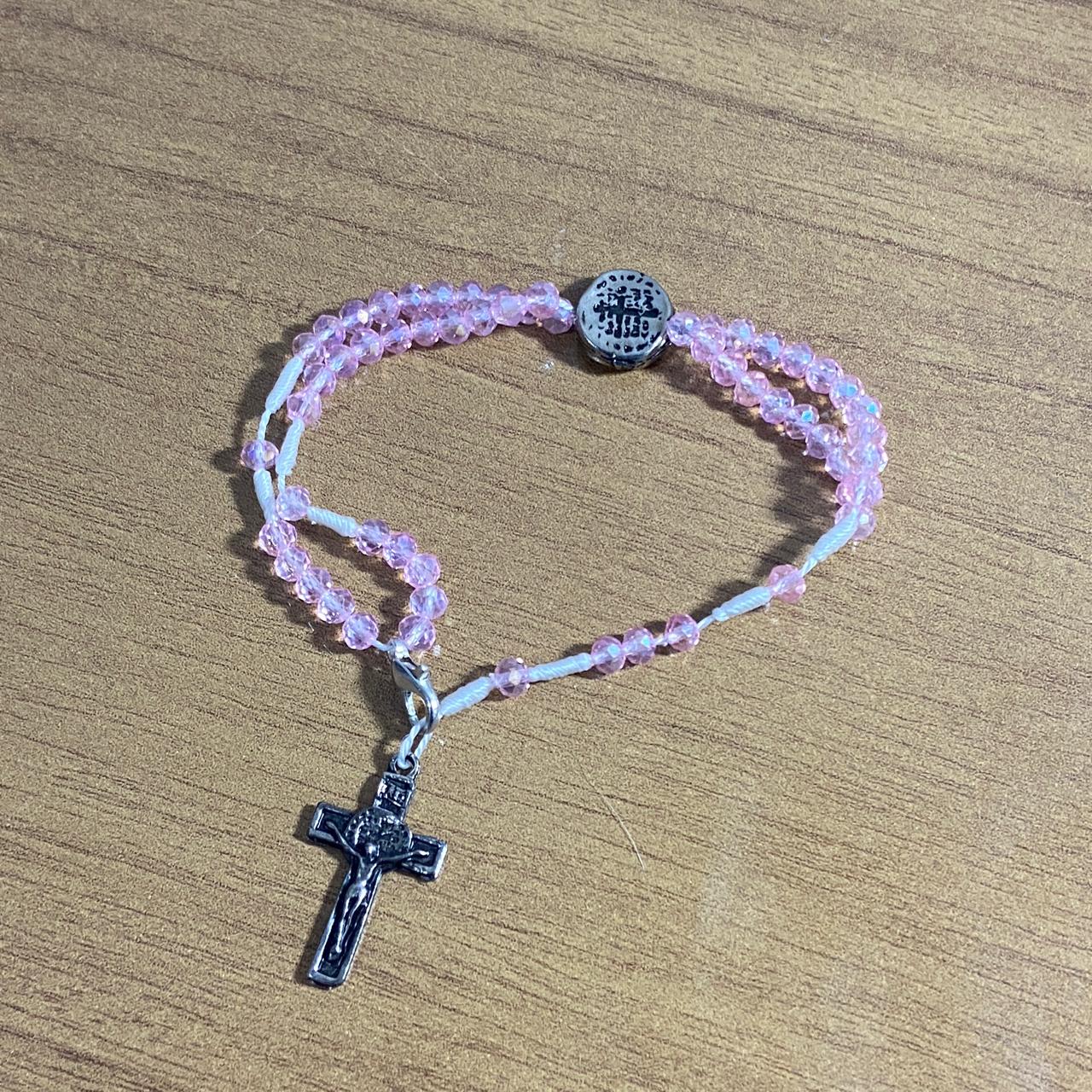 TERÇO PULSEIRA CRISTAL DUAS MEDALHAS ROSA TRANSPARENTE  (3 UNIDADES)