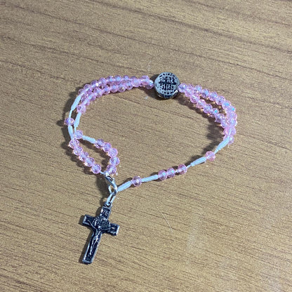 TERÇO PULSEIRA CRISTAL DUAS MEDALHAS ROSA TRANSPARENTE  (3 UNIDADES)