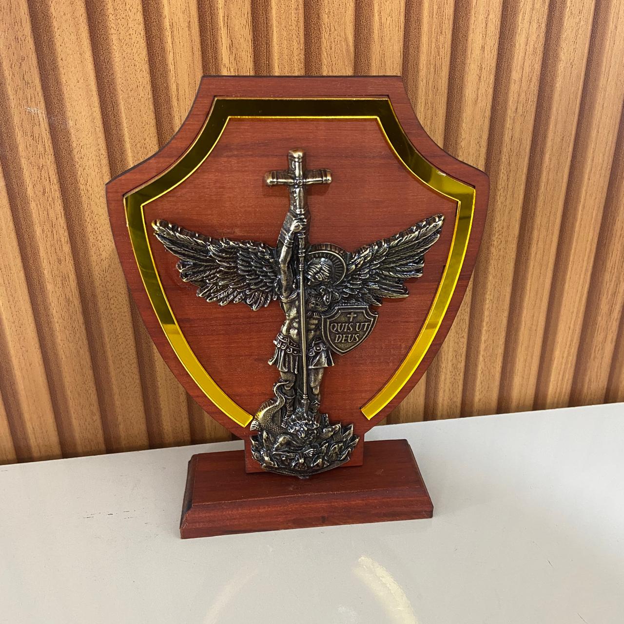 ADORNO DE MESA MADEIRA ESCUDO SÃO MIGUEL ARCANJO  METAL OURO VELHO 20CM (1 UNIDADE)