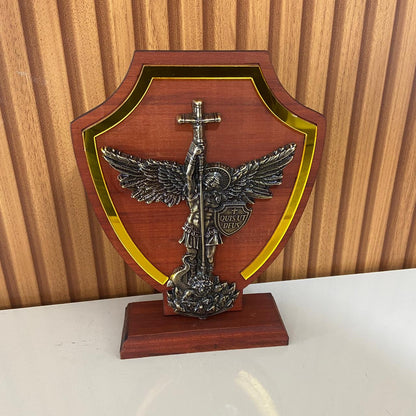 ADORNO DE MESA MADEIRA ESCUDO SÃO MIGUEL ARCANJO  METAL OURO VELHO 20CM (1 UNIDADE)