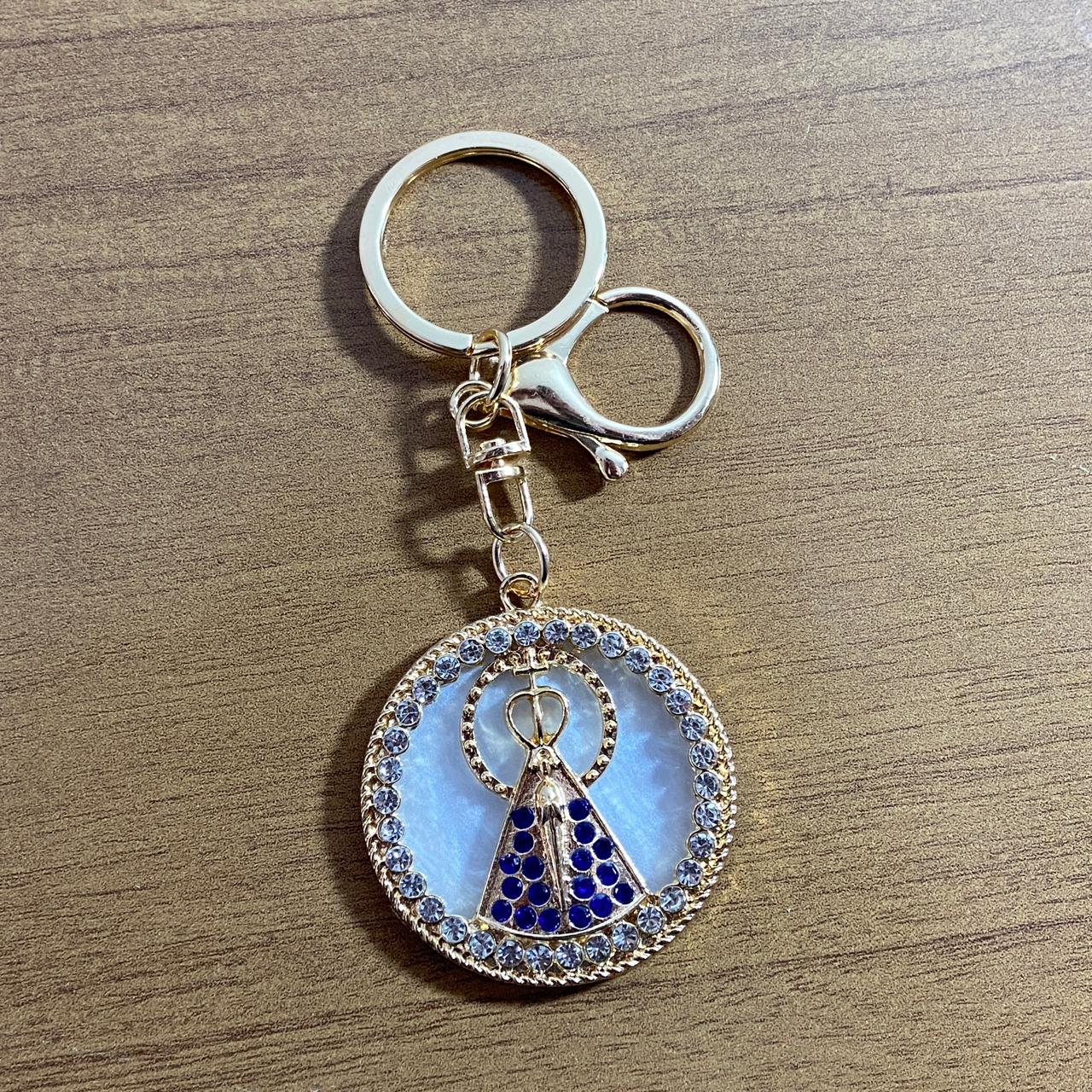 CHAVEIRO LUXO NOSSA SENHORA APARECIDA MADREPÉROLA COM STRASS MOD3 (6 UNIDADES)