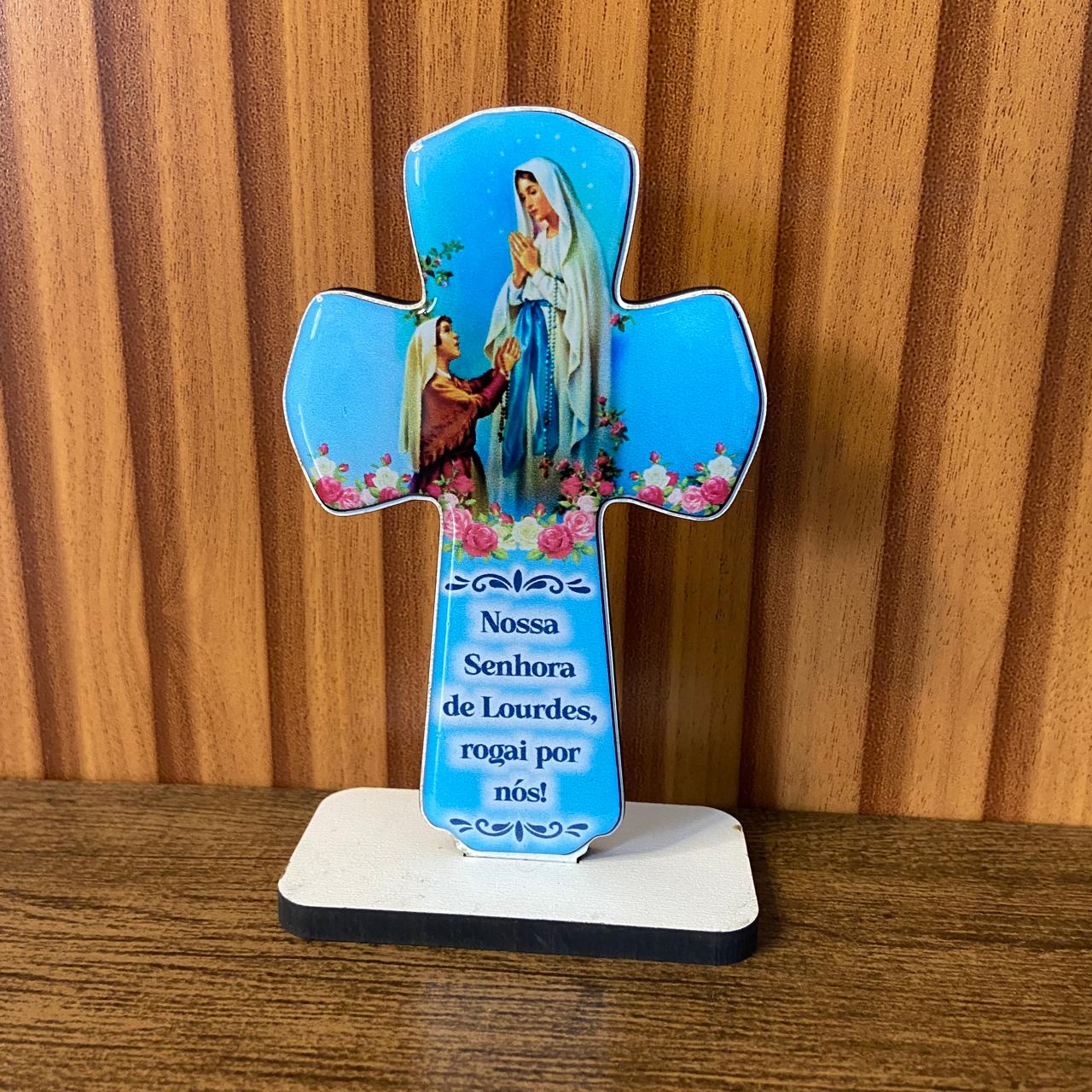 IMAGEM DE MESA MDF CRUZ RESINADA NOSSA SENHORA DE LOURDES (1 UNIDADE)