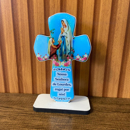IMAGEM DE MESA MDF CRUZ RESINADA NOSSA SENHORA DE LOURDES (1 UNIDADE)