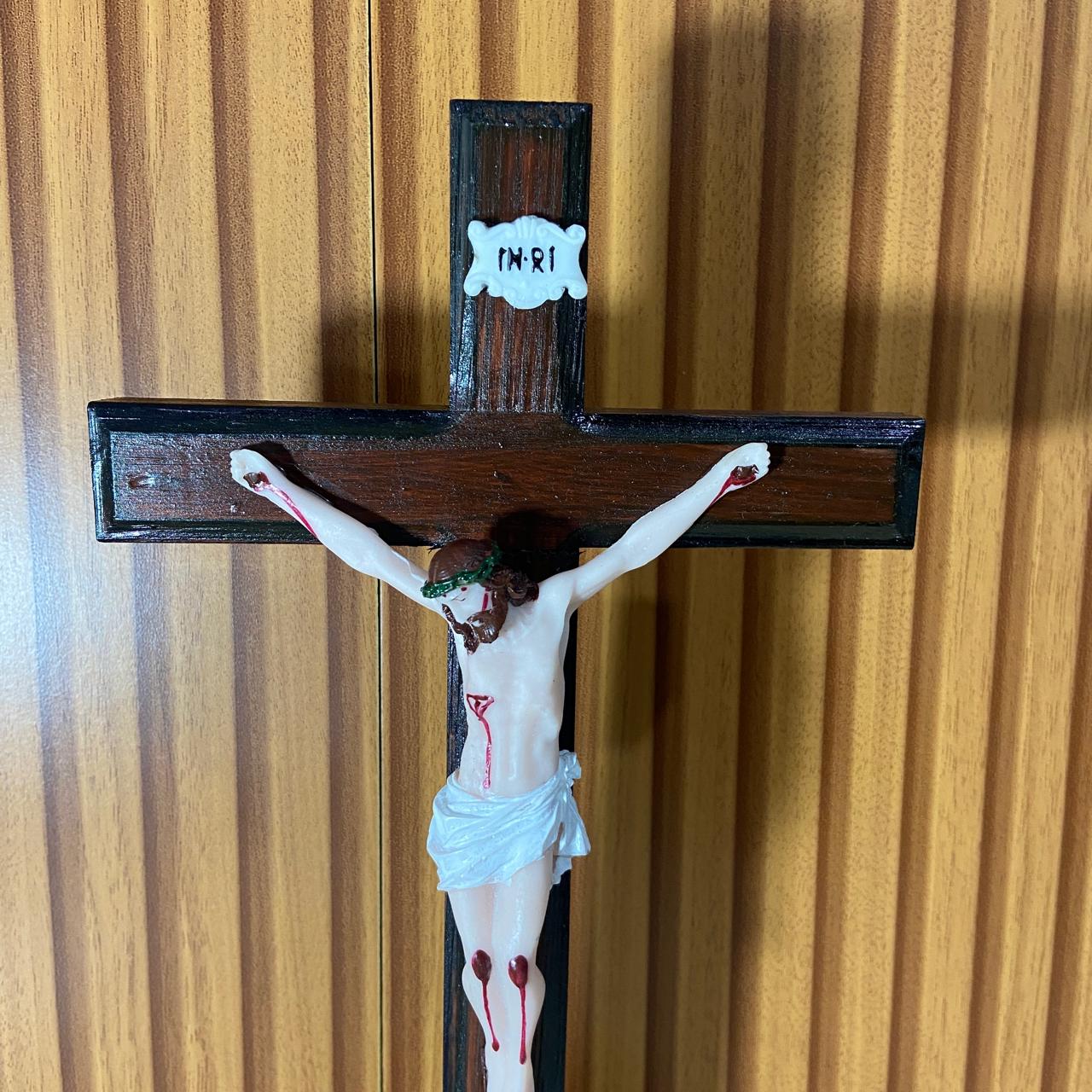 CRUCIFIXO MADEIRA DE MESA COM CRISTO DE RESINA NACIONAL  29CM (1 UNIDADE)
