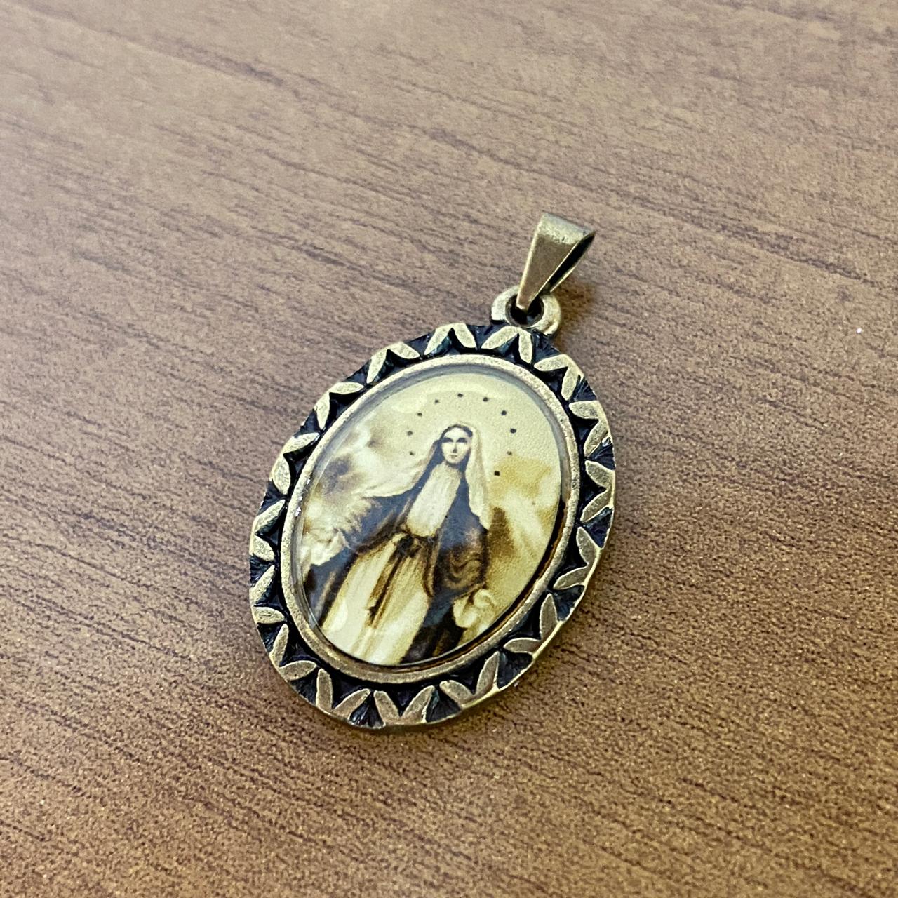 PINGENTE OURO VELHO RESINADO NOSSA SENHORA DAS GRAÇAS  (6 UNIDADES)