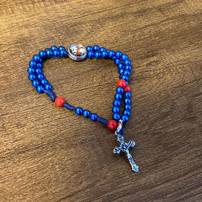 TERÇO PULSEIRA PÉROLA AZUL COM MEDALHA RESINADA SÃO JORGE (6 UNIDADES)