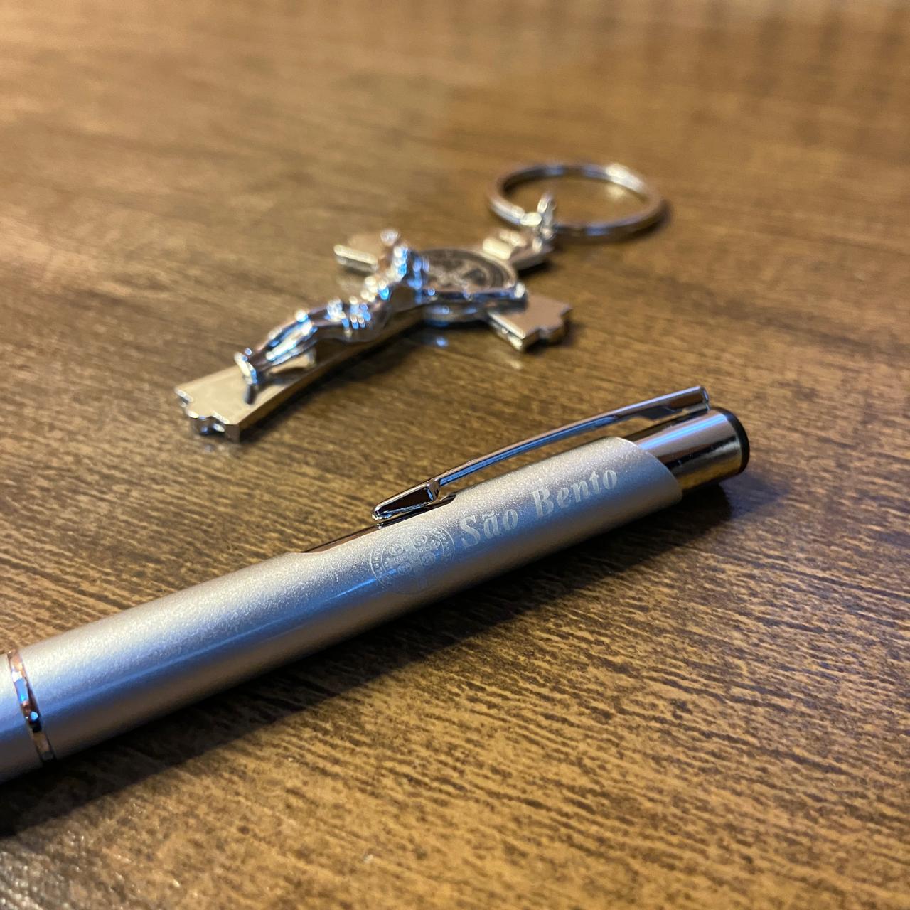 KIT CANETA COM CHAVEIRO CRUCIFIXO MEDALHA SÃO BENTO PRATA ( 1 UNIDADE)