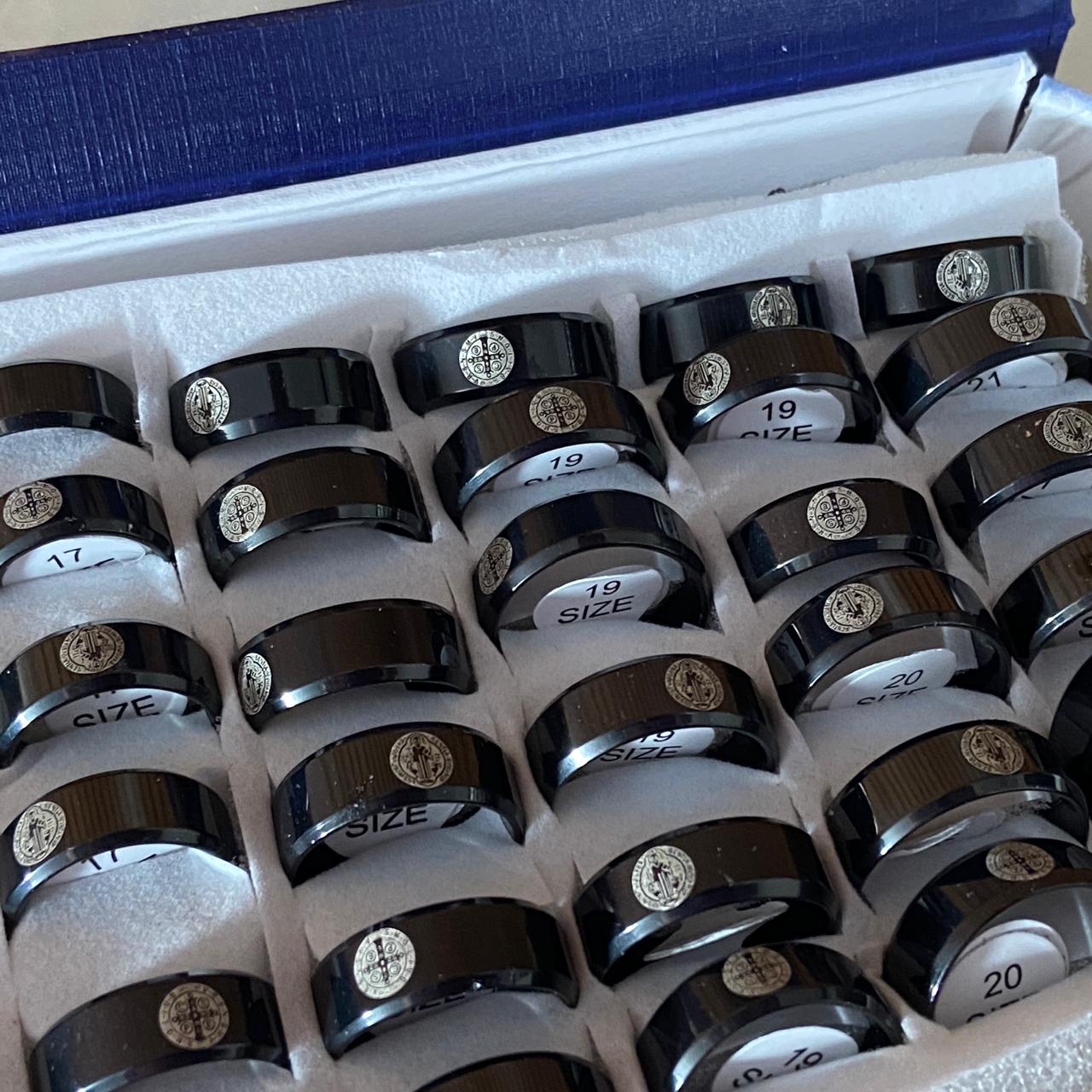 ANEL METAL PRETO COM MEDALHA SÃO BENTO (36 UNIDADES)