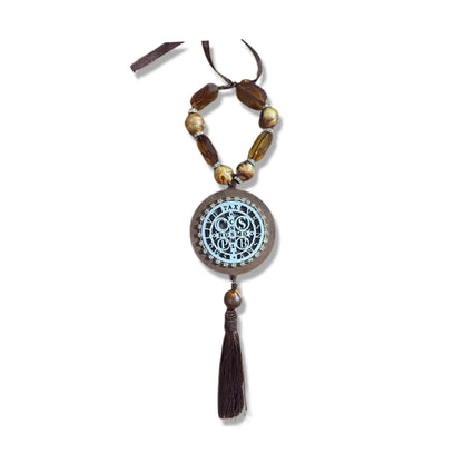 ADORNO COM PEDRARIA MEDALHA SÃO BENTO MDF E STRASS 30CM (1 UNIDADE)