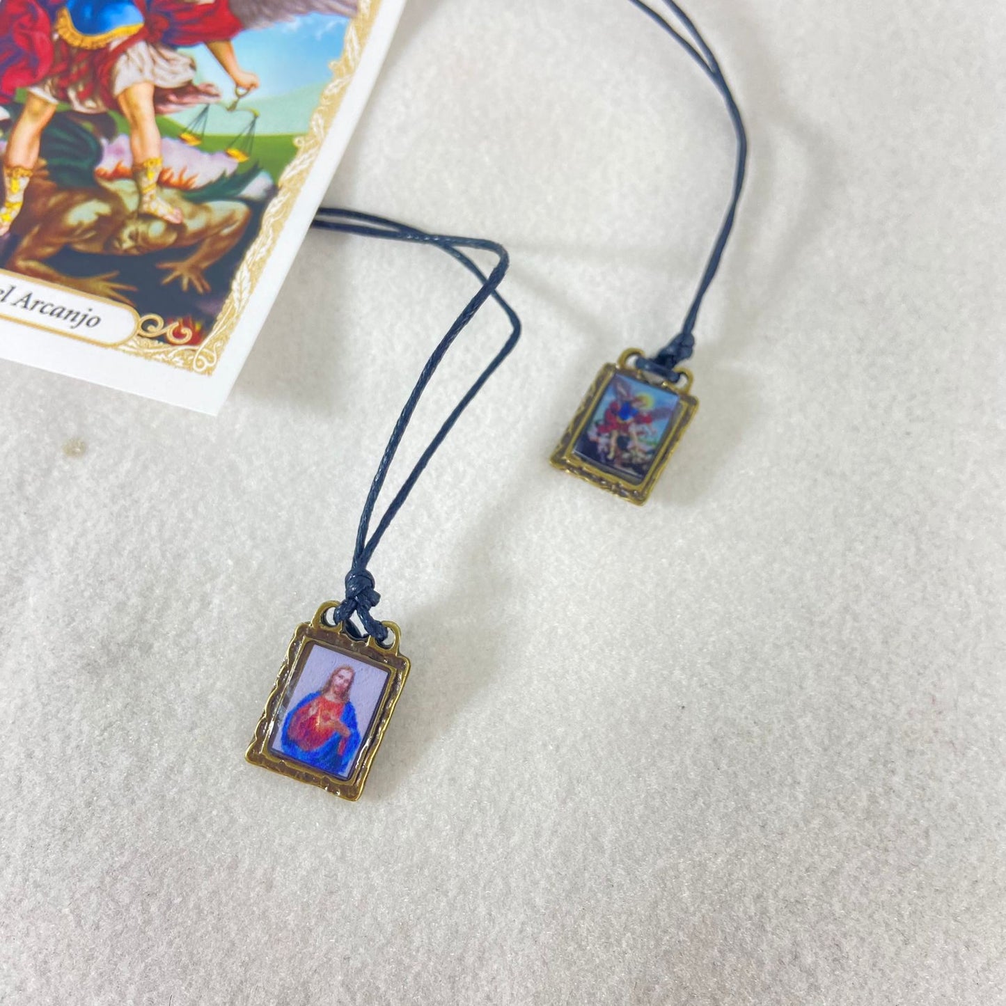 ESCAPULÁRIO DE COURO SÃO MIGUEL (12 UNIDADES)