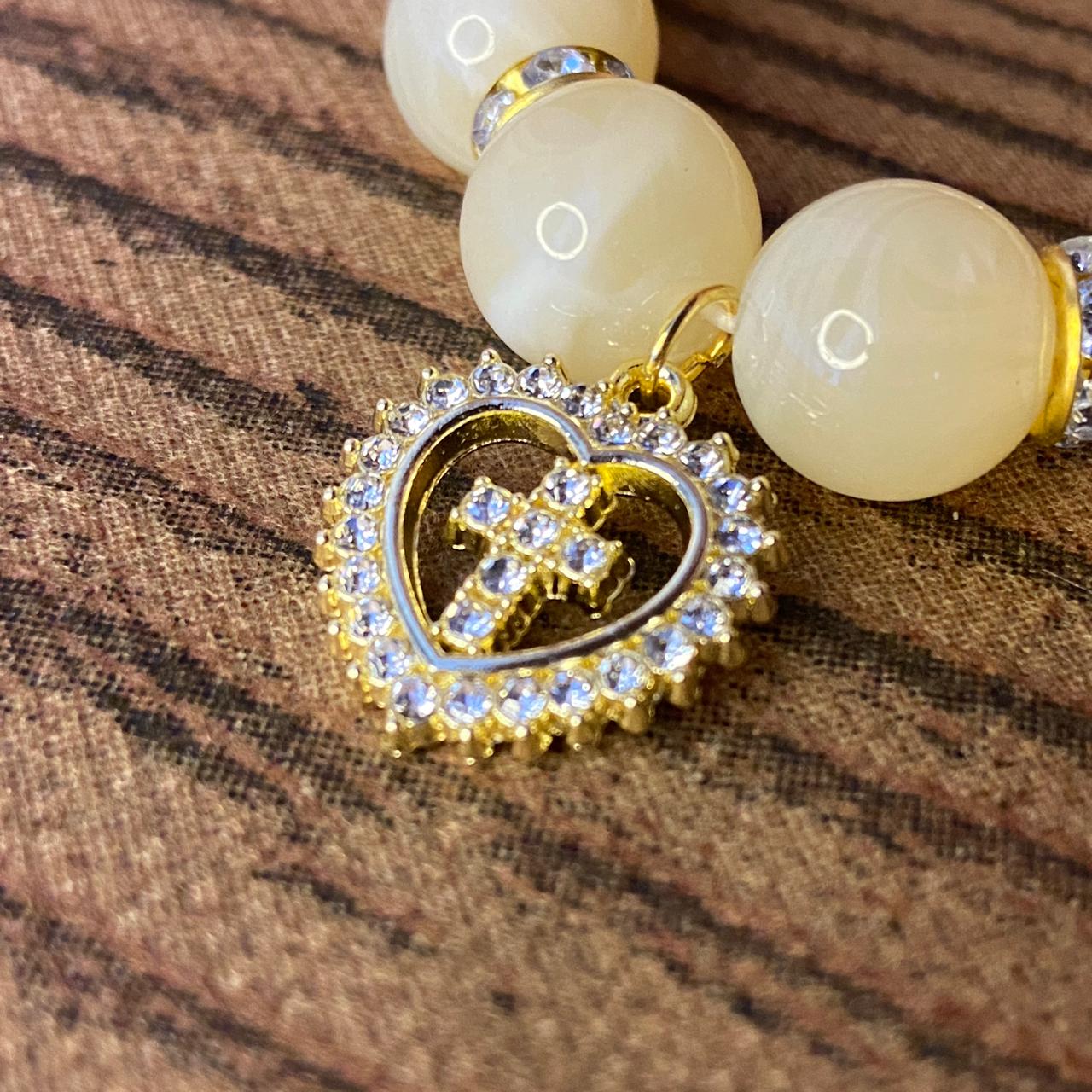 PULSEIRA PÉROLA BEGE COM PINGENTE DE CRUZ COM STRASS 08MM  (03 UNIDADES)