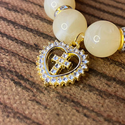 PULSEIRA PÉROLA BEGE COM PINGENTE DE CRUZ COM STRASS 08MM  (03 UNIDADES)