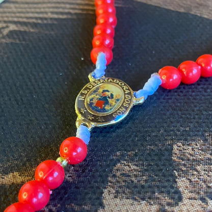 TERÇO PÉROLA VERMELHA NOSSA SENHORA DESATADORA DOS NÓS 6MM (1 UNIDADE)