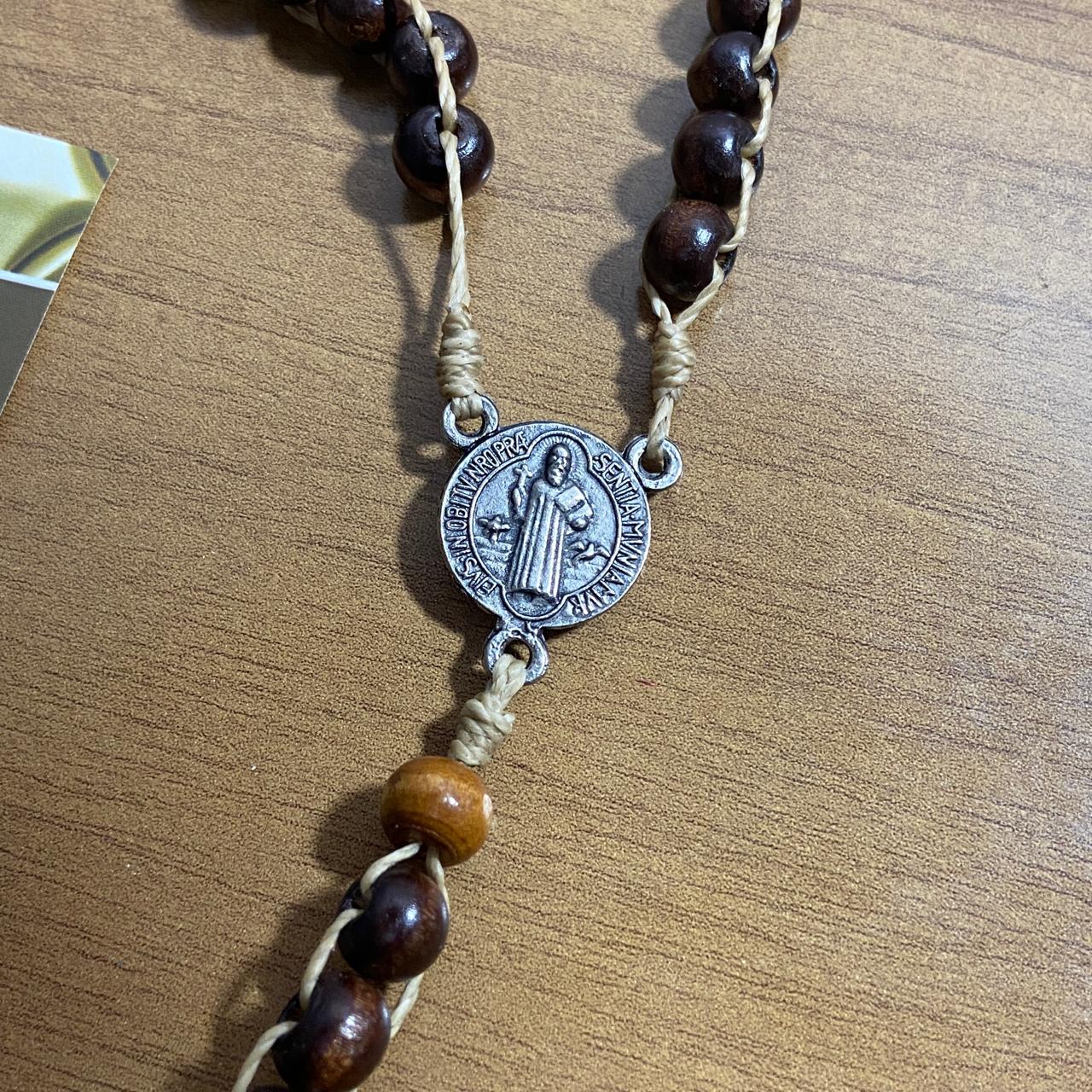 TERÇO DE MADEIRA SONECA MEDALHA SÃO BENTO 8MM(1 UNIDADE)