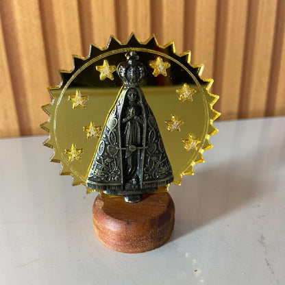 IMAGEM DE MESA METAL OURO VELHO NOSSA SENHORA APARECIDA COM ACRÍLICO E BASE DE MADEIRA 7CM (1 UNIDADE)