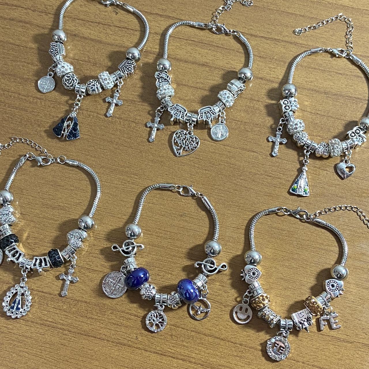 PULSEIRA PRATEADA COM BERLOQUES MODELOS SORTIDOS (6 UNIDADES)