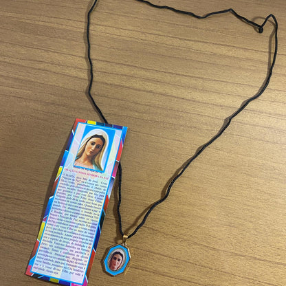 CORDÃO COM MEDALHA RESINADA RAINHA DA PAZ  (1 UNIDADES)
