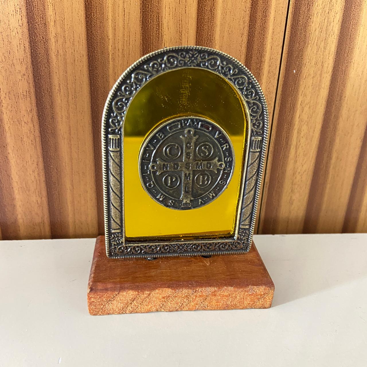 ADORNO DE MESA MADEIRA ESPELHADO MEDALHA SÃO BENTO METAL OURO VELHO 9,8CM (1 UNIDADE)