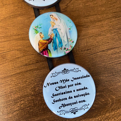 ADORNO TRIPLO REDONDO FITA NOSSA SENHORA DE LOURDES (1 UNIDADE)