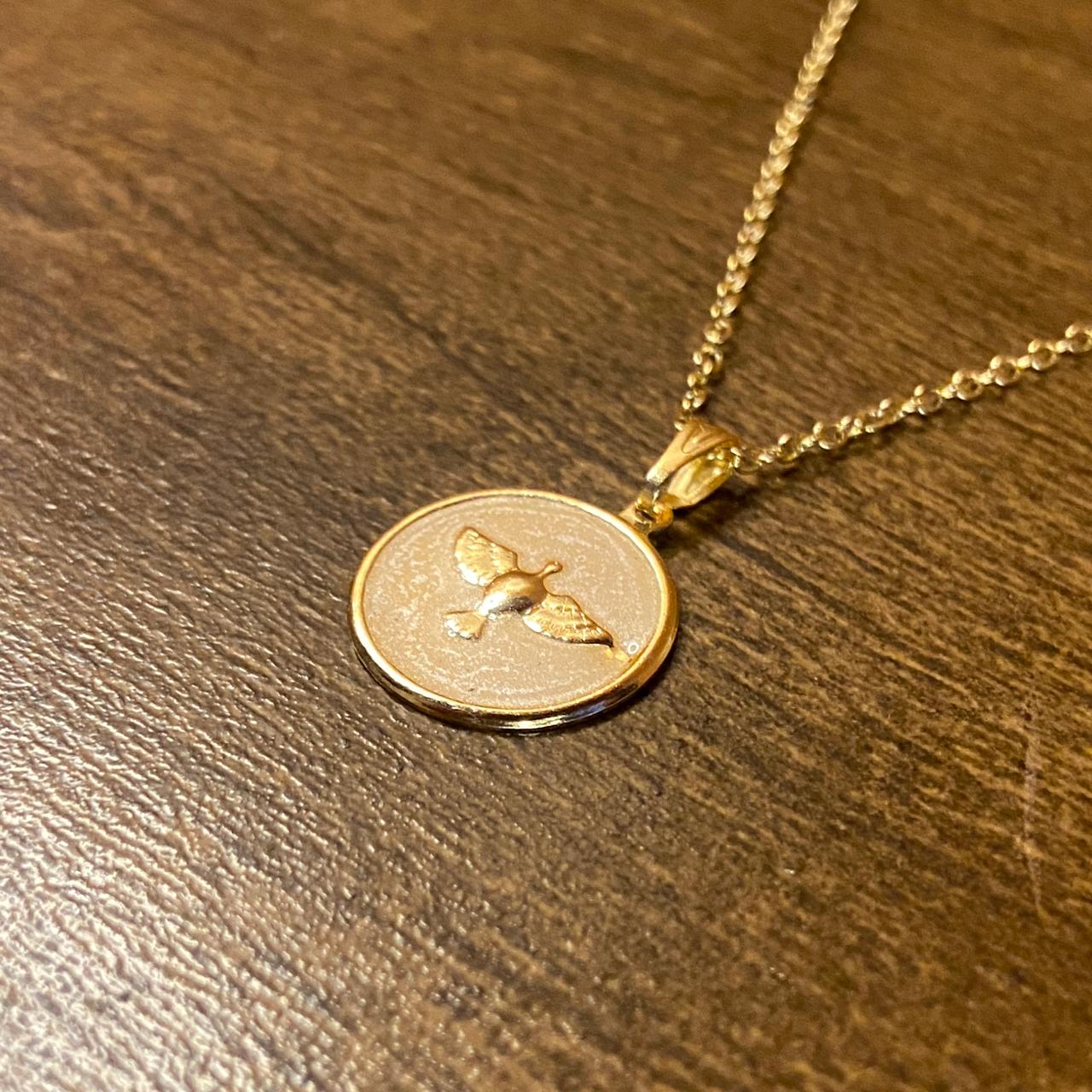 COLAR DOURADO COM PINGENTE REDONDO DIVINO ESPÍRITO SANTO  (3 UNIDADES)