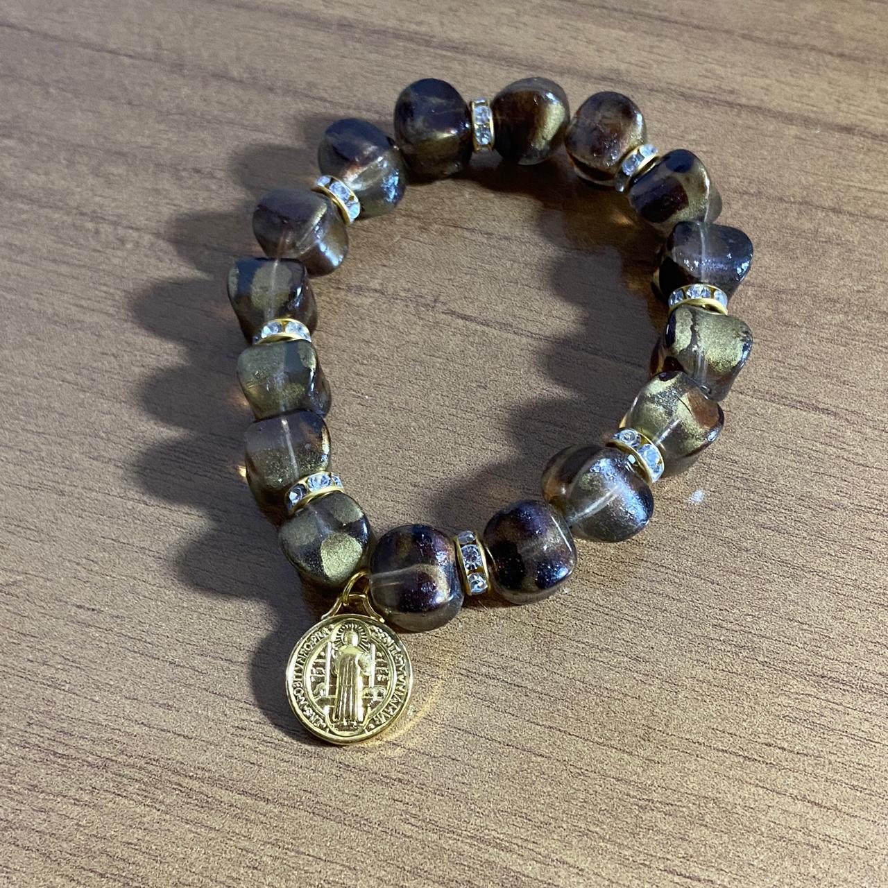 PULSEIRA ACRÍLICA MARROM COM MEDALHA SÃO BENTO (03 UNIDADES)