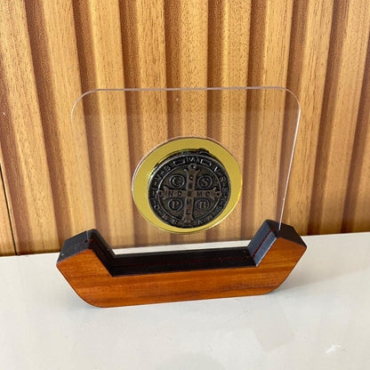 IMAGEM DE MESA METAL OURO VELHO MEDALHA SÃO BENTO NO ACRÍLICO E BASE DE MADEIRA 10,7CM (1 UNIDADE)