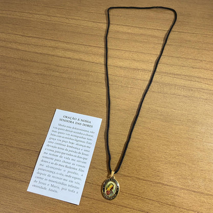 CORDÃO COM MEDALHA RESINADA NOSSA SENHORA DAS DORES (1 UNIDADES)