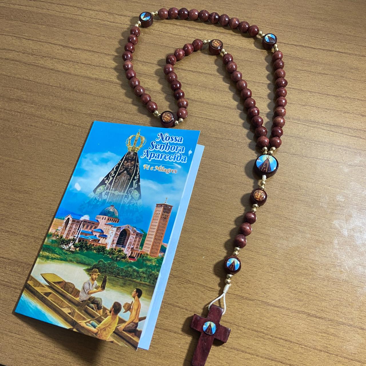 TERÇO DE MADEIRA NOSSA SENHORA APARECIDA E MEDALHA SÃO BENTO 7 MEDALHAS 8MM (3 UNIDADES)