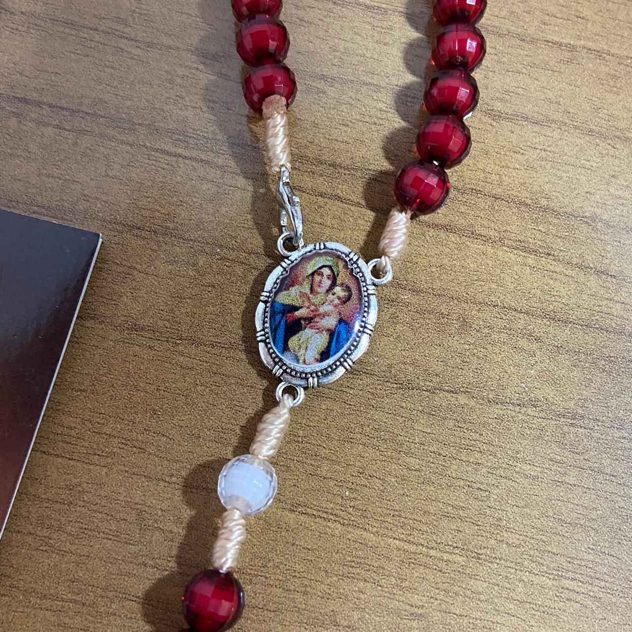TERÇO ACRÍLICO MARROM COM FECHO MÃE RAINHA 08MM (1 UNIDADE)