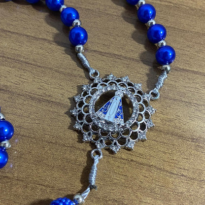 TERÇO DE NOIVA PRATEADO PÉROLA AZUL NOSSA SENHORA APARECIDA 08MM (1 UNIDADE)