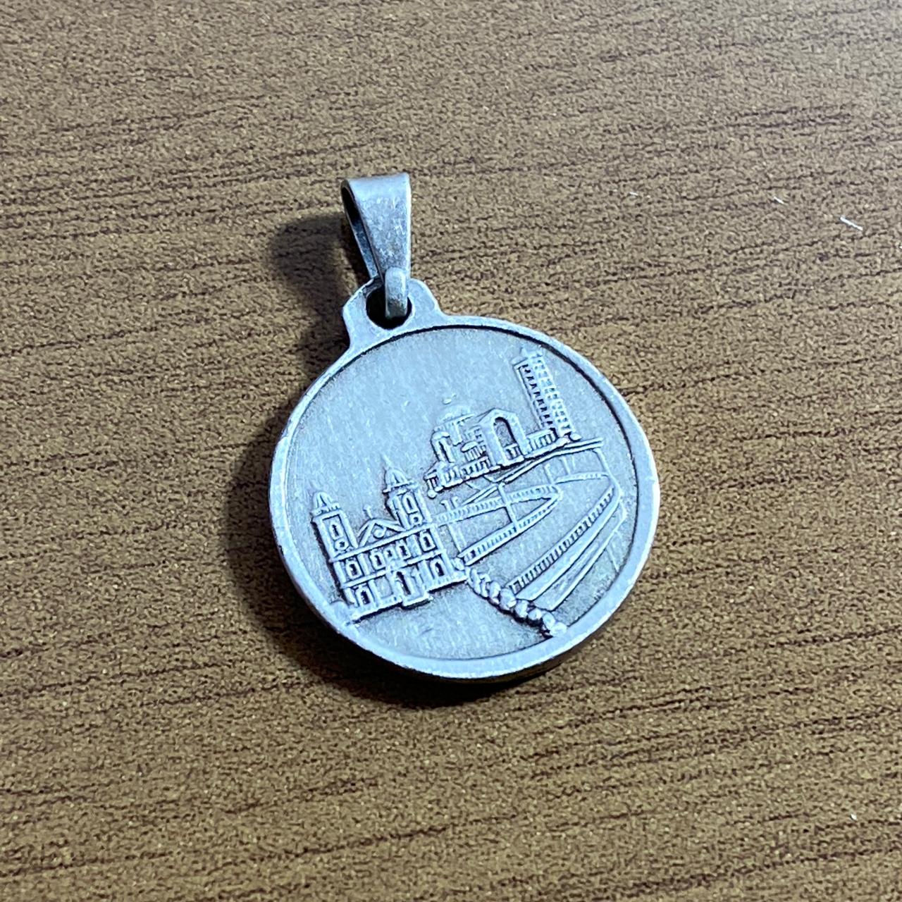 PINGENTE PRATEADO NOSSA SENHORA APARECIDA E BASÍLICA (6 UNIDADES)