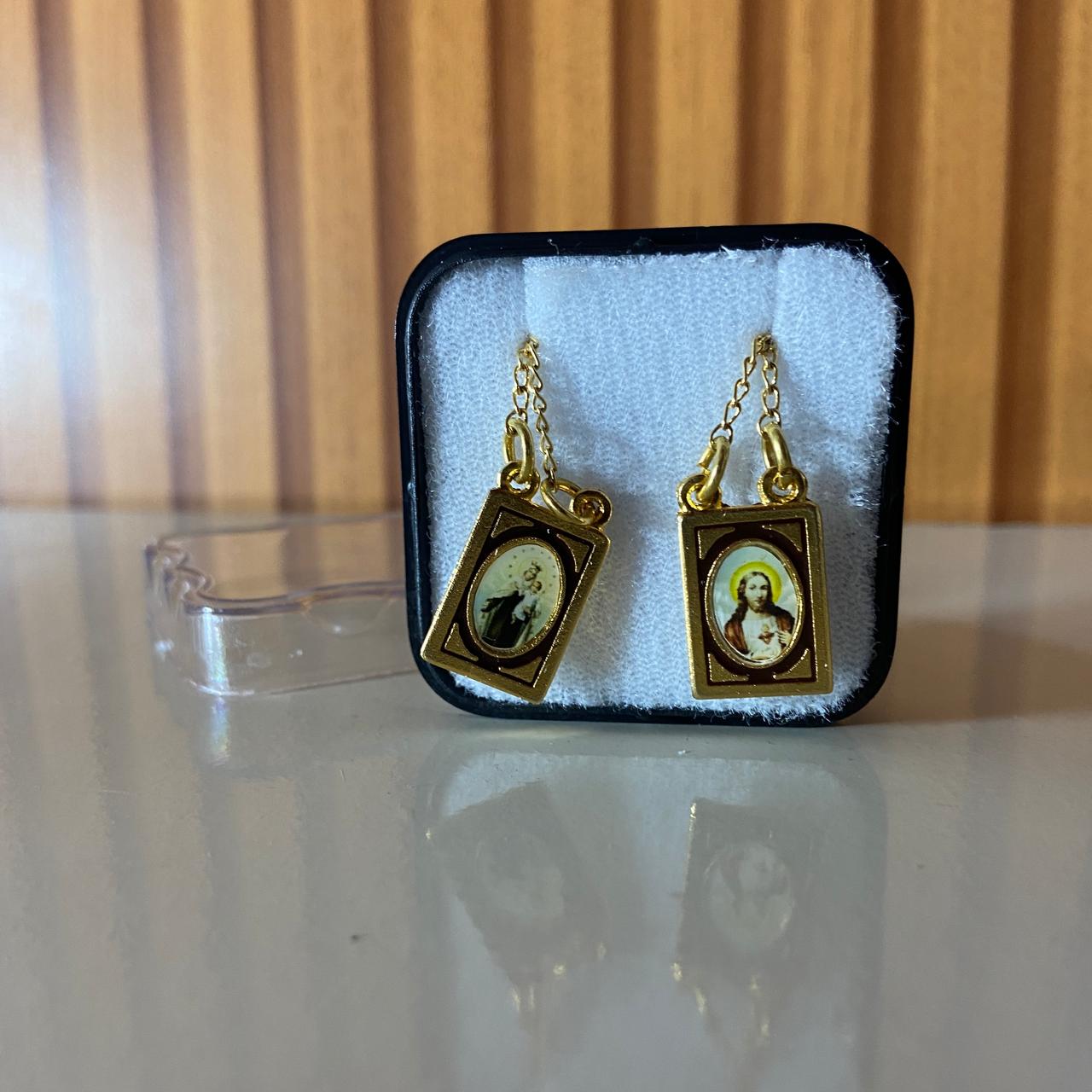 ESCAPULÁRIO DOURADO RESINADO SAGRADO CORAÇÃO DE JESUS E NOSSA SENHORA DO CARMO (1 UNIDADE)