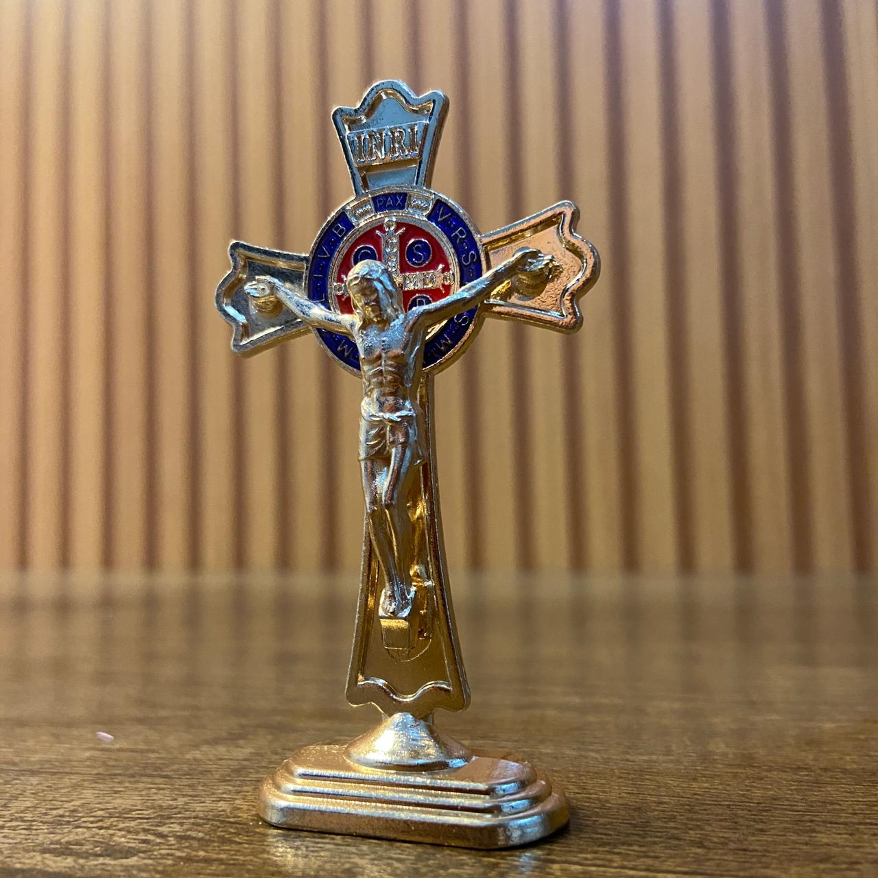CRUCIFIXO DOURADO MEDALHA SÃO BENTO PARA CARRO 7,5CM  (6 UNIDADES)