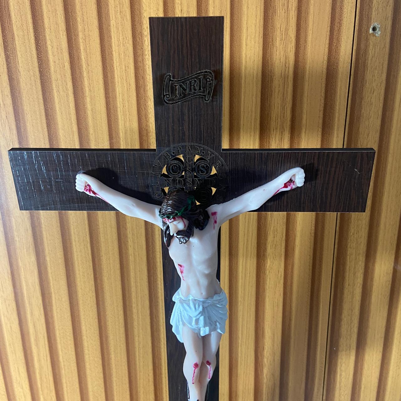 CRUCIFIXO MDF DE MESA MEDALHA SÃO BENTO COM CRISTO DE RESINA NACIONAL MOD2 36CM (1 UNIDADE)