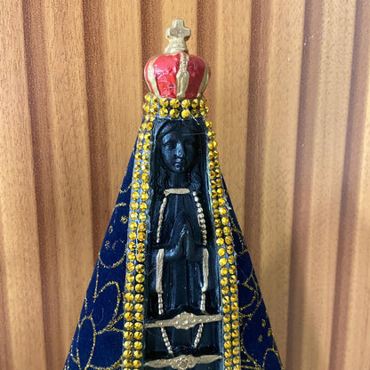 IMAGEM DE PLÁSTICO NOSSA SENHORA APARECIDA COM MANTO E STRASS  MOD2 20CM  (1 UNIDADE)