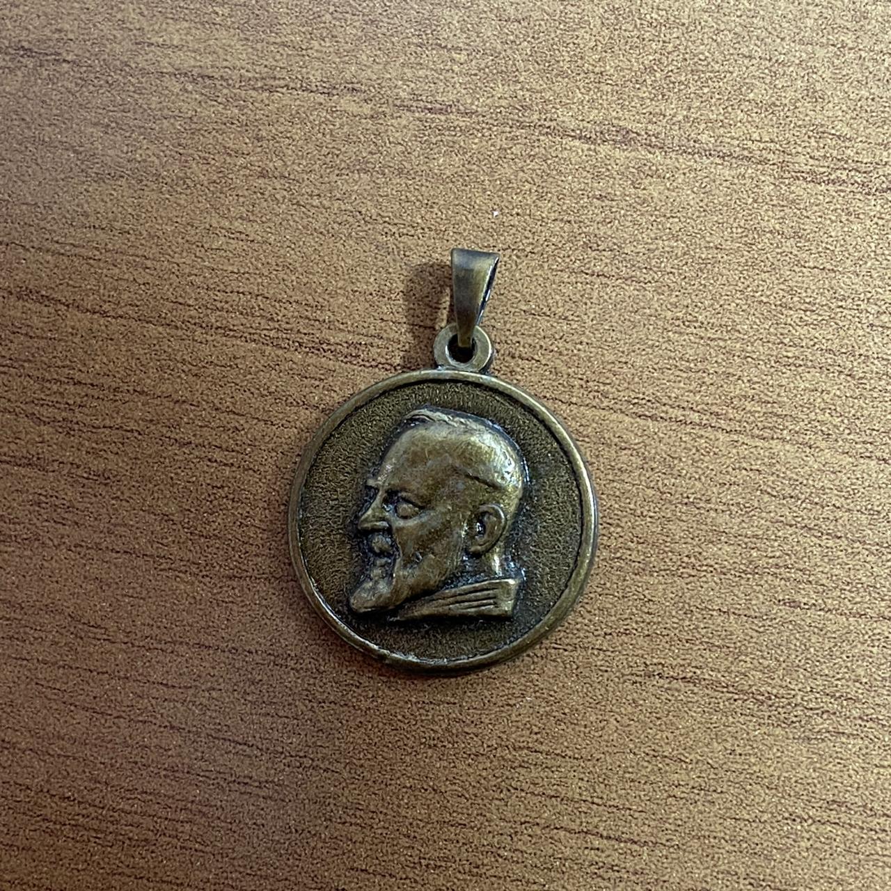 PINGENTE REDONDO OURO VELHO SANTO PADRE PIO  (6 UNIDADES)