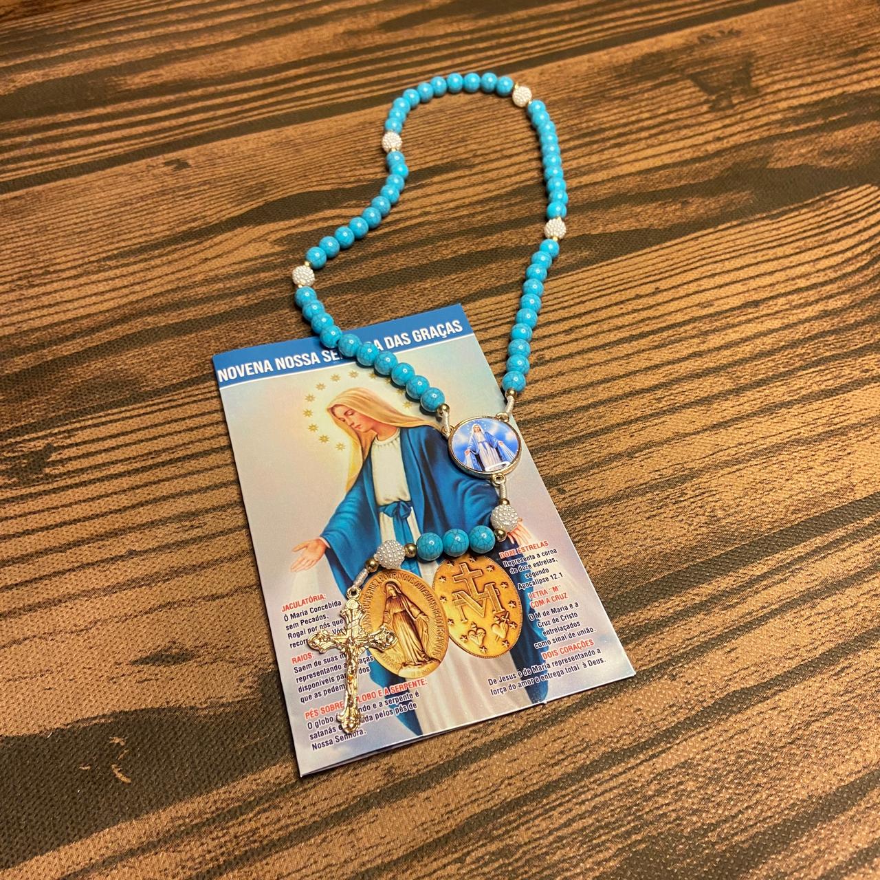 TERÇO PÉROLA AZUL COM MEDALHA RESINADA NOSSA SENHORA DAS GRAÇAS  8MM (1 UNIDADE)