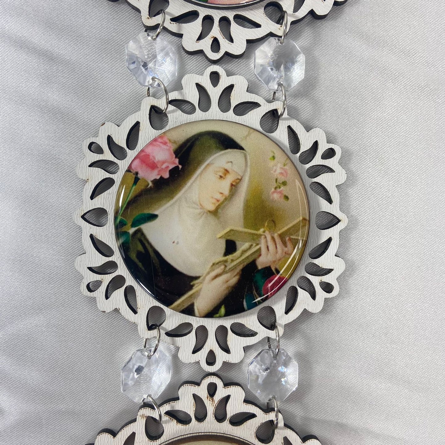ADORNO TRIPLO REDONDO BRANCO SANTA RITA DE CÁSSIA 42CM (1 UNIDADE)