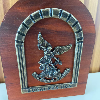 ADORNO DE MESA MADEIRA SÃO MIGUEL ARCANJO METAL OURO VELHO 13CM (1 UNIDADE)