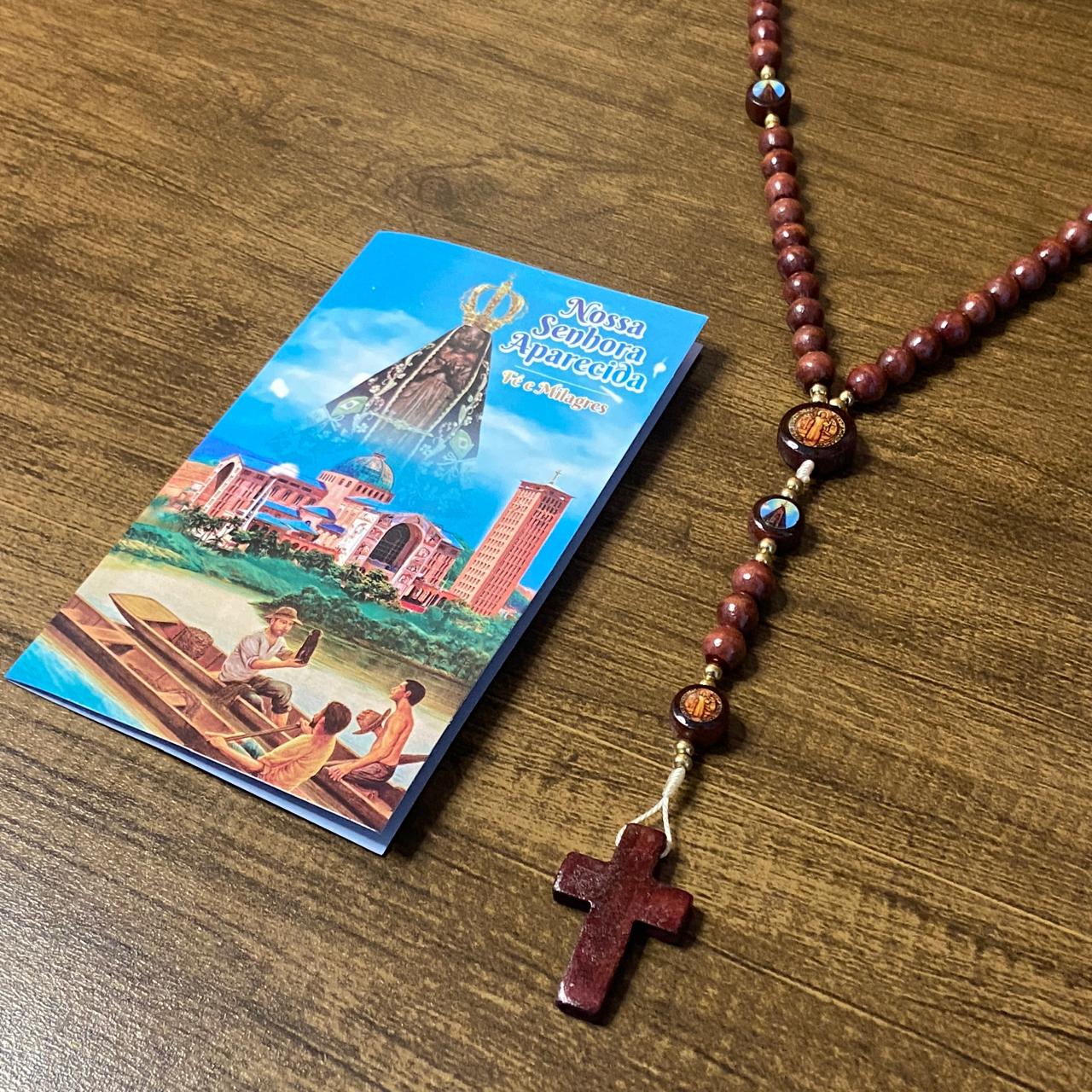 TERÇO DE MADEIRA NOSSA SENHORA APARECIDA E MEDALHA SÃO BENTO 7 MEDALHAS 8MM (3 UNIDADES)