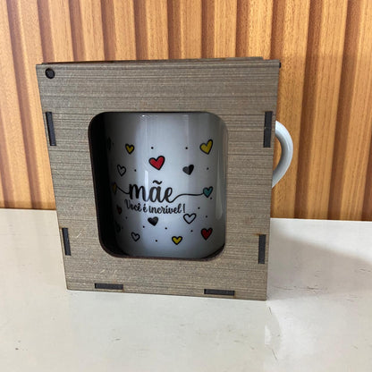 CANECA DE PORCELANA MÃE VOCÊ É INCRÍVEL COM CAIXA MDF (1 UNIDADE)
