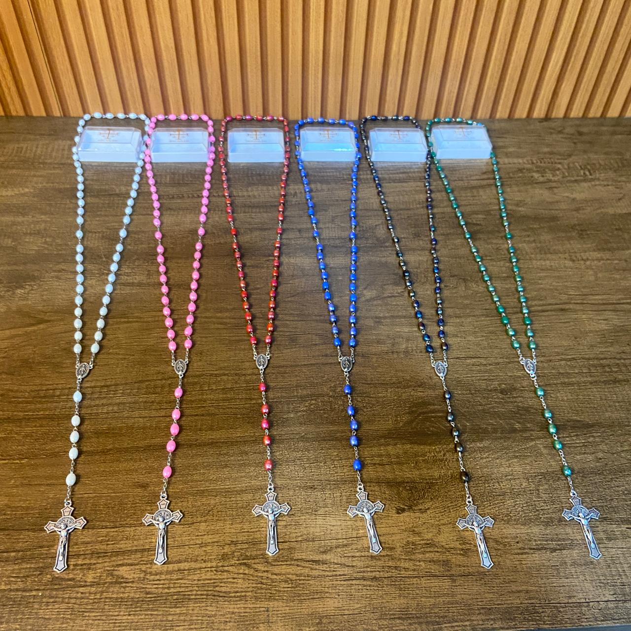 TERÇO PÉROLA NOSSA SENHORA DAS GRAÇAS CRUCIFIXO SÃO BENTO CORES SORTIDAS 06MM  ( 6 UNIDADES)