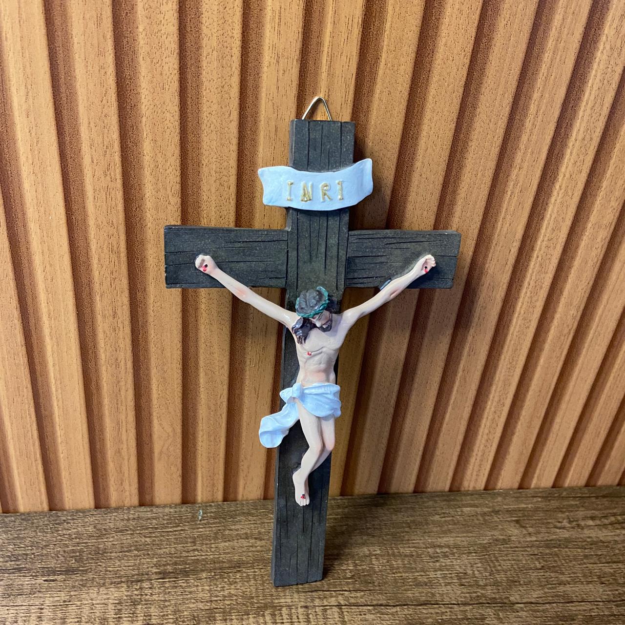 CRUCIFIXO DE RESINA IMPORTADA PAREDE 23CM (1 UNIDADE)