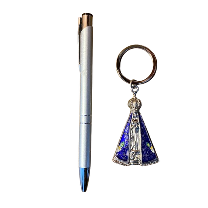 KIT CANETA COM CHAVEIRO NOSSA SENHORA APARECIDA PRATA ( 1 UNIDADE)