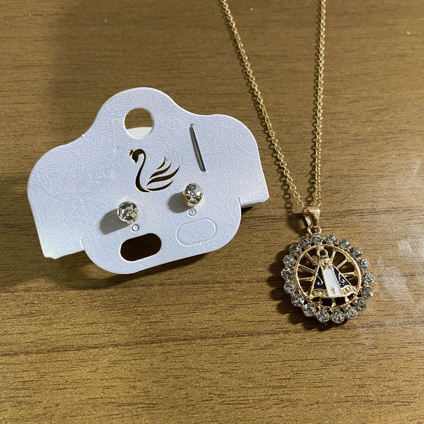 CORRENTE DOURADA COM BRINCO PONTA DE LUZ NOSSA SENHORA APARECIDA MOD 04  ( 1 UNIDADE)