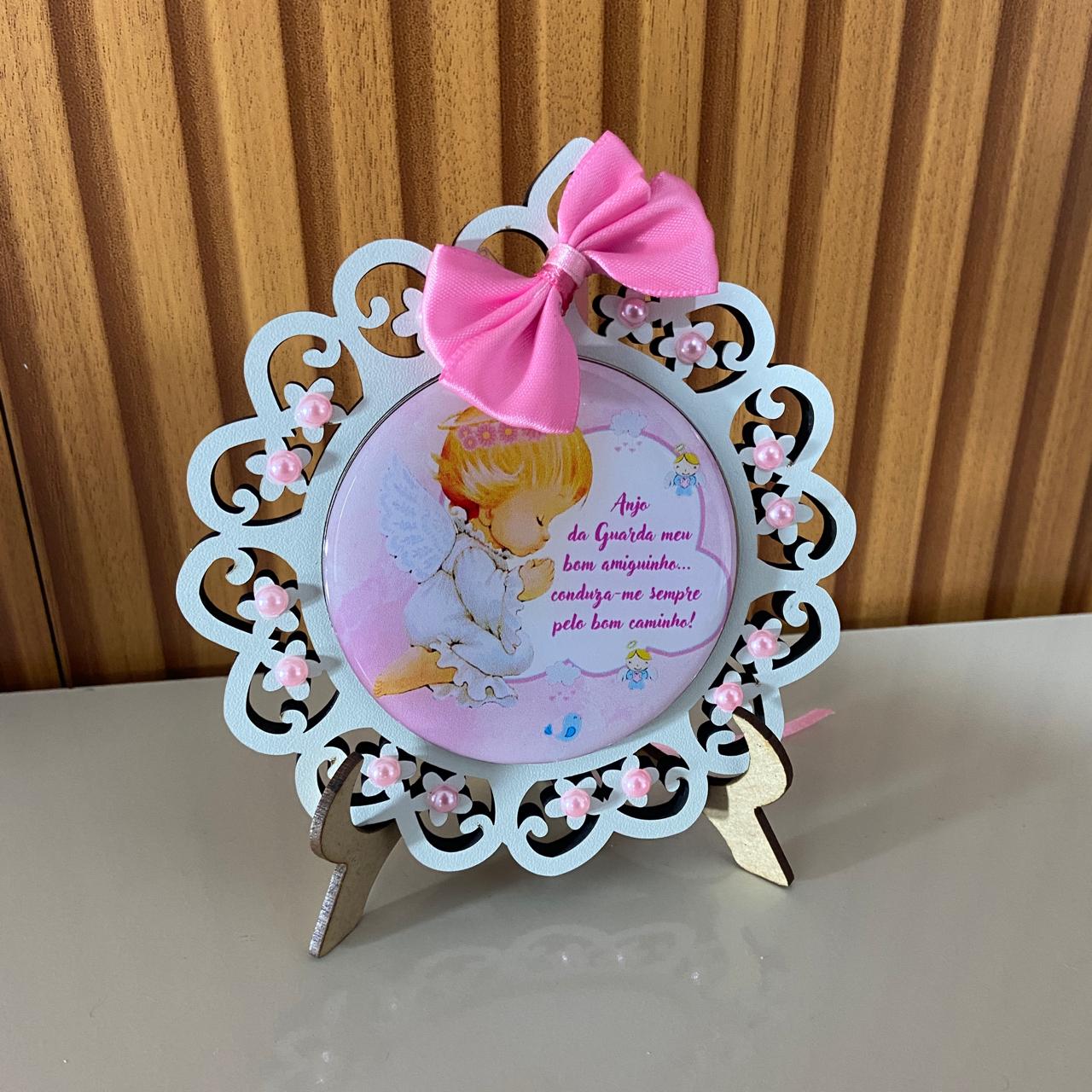 MEDALHÃO DE BERÇO ANJINHO ROSA COM ORAÇÃO (1 UNIDADE)