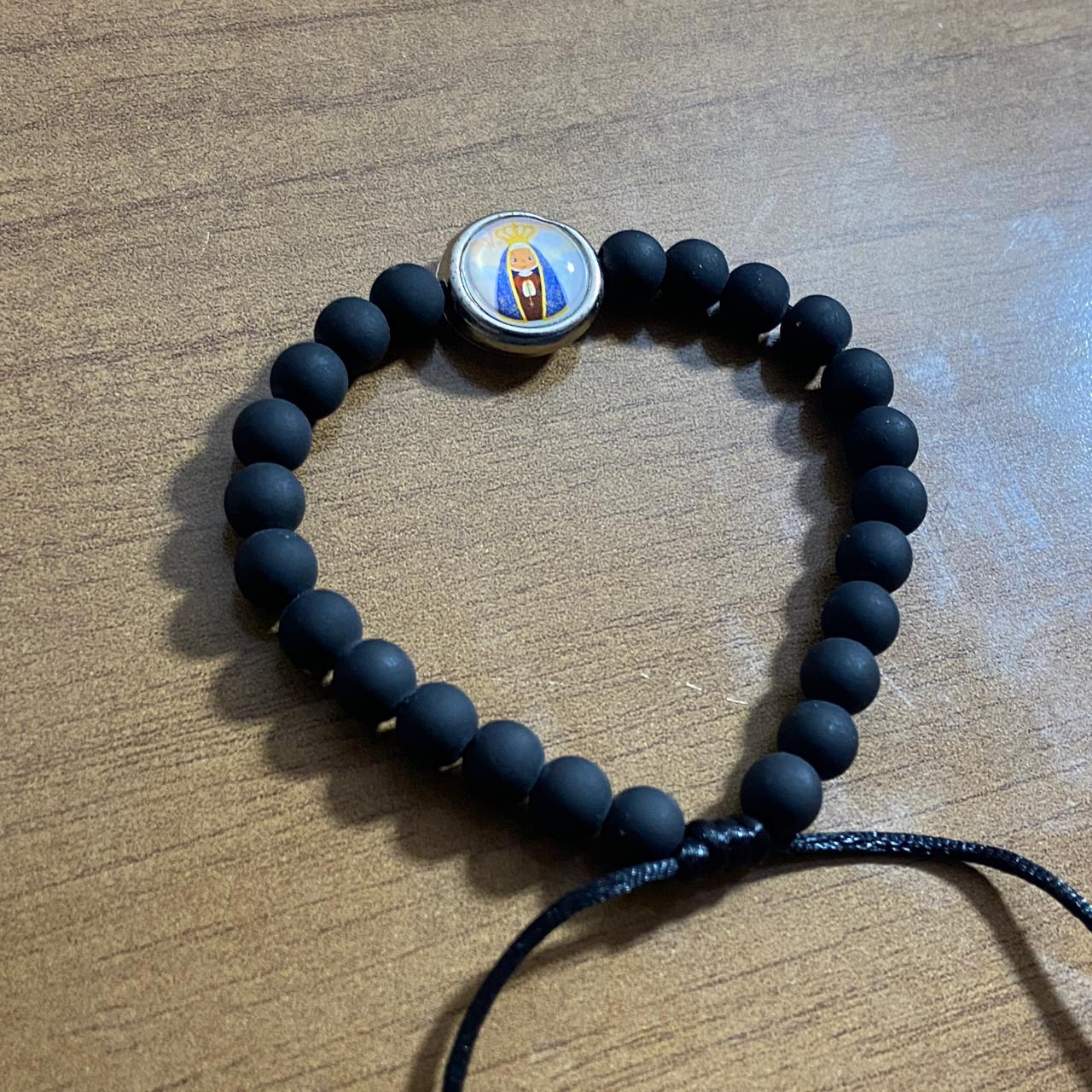 PULSEIRA PRETA REGULÁVEL COM MEDALHA RESINADA NOSSA SENHORA APARECIDA (6 UNIDADES)